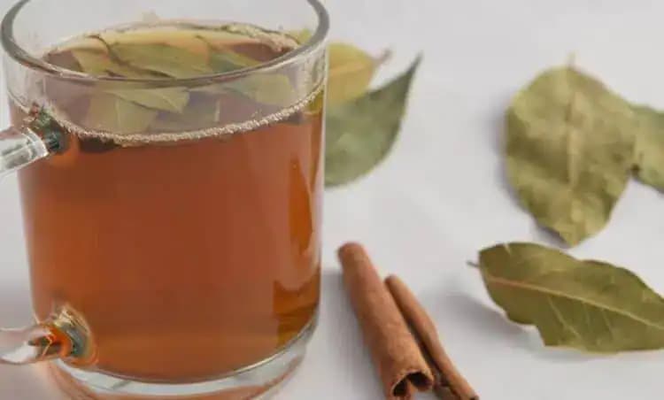 Do šálky dajte LEN 3 bobkové listy, 1 kus škorice a pite to TÝŽDEŇ: Zbohom kilá navyše, bolesť hlavy  a konečne dobre spávam!